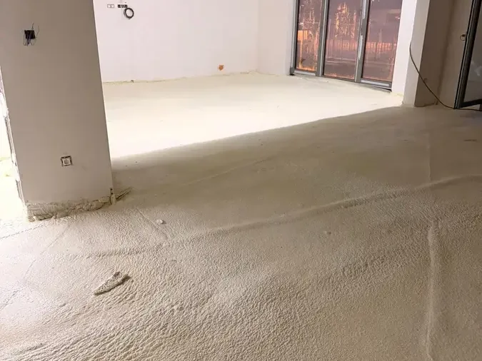 Grand volume ouvert aux baies vitrées, sol isolé à la mousse polyuréthane projetée avant la chape