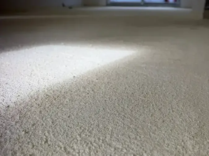 Gros plan sur la texture d'une couche de mousse polyuréthane projetée au sol