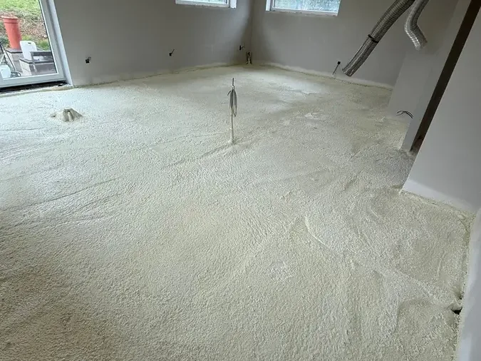 Grand séjour avec gaine de ventilation, sol isolé à la mousse polyuréthane projetée
