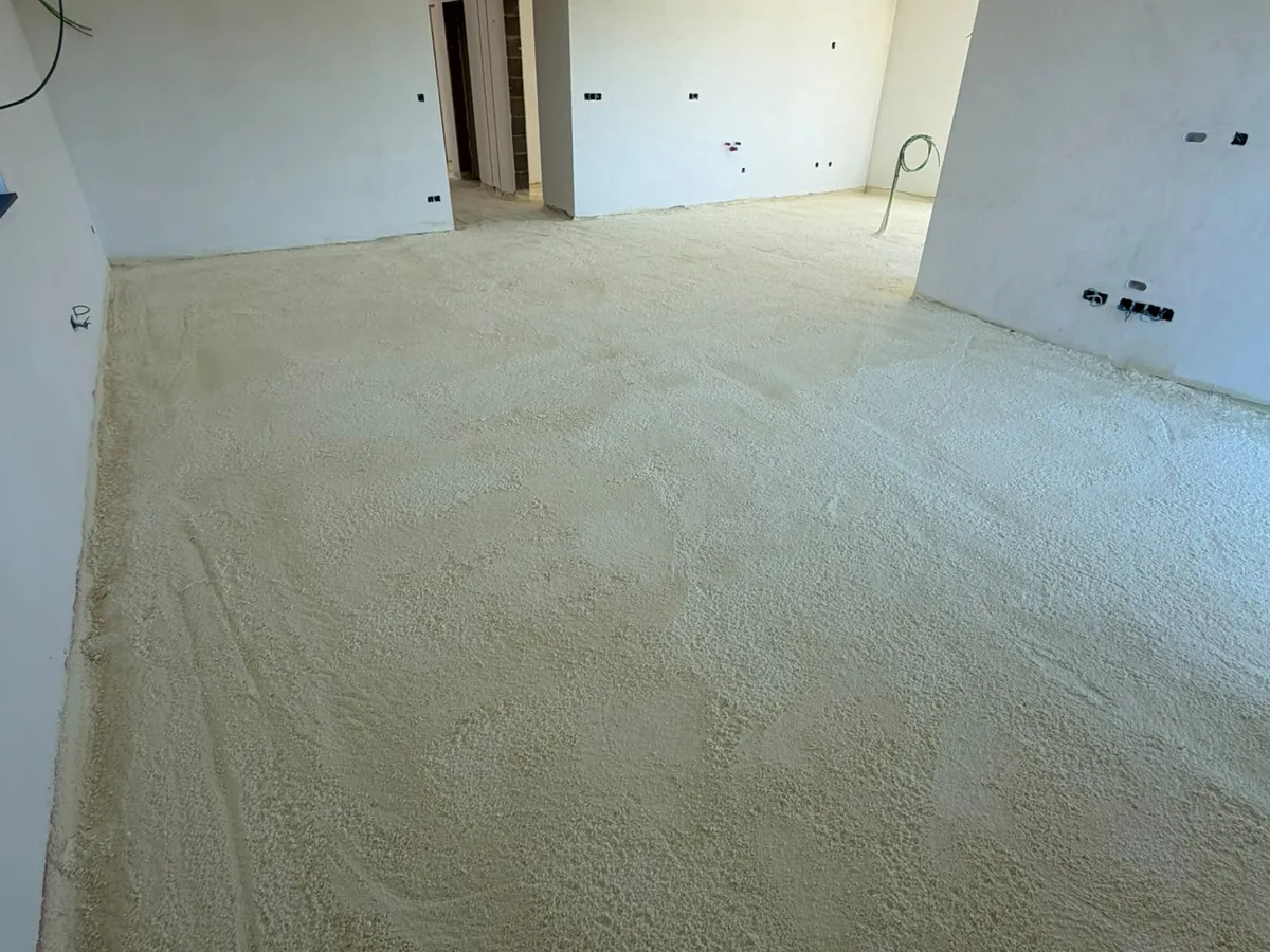 Grand séjour en rénovation dont tout le sol est isolé à la mousse polyuréthane projetée
