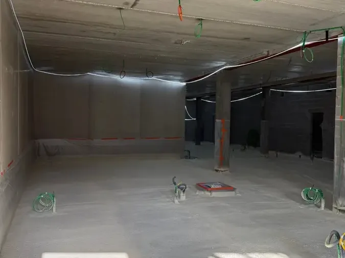 Grand sous-sol à dalle brute, sol recouvert d'une couche de mousse polyuréthane projetée