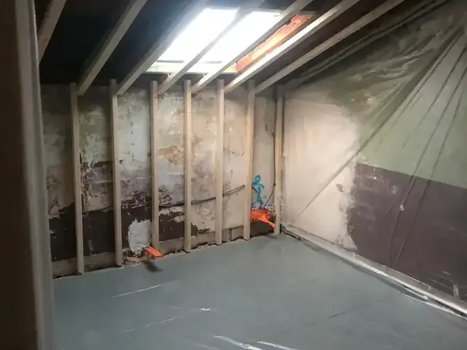 Pièce sous rampants à ossature bois, sol protégé par une bâche avant intervention