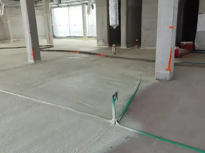 Grand plateau en chantier avec poteaux, sol isolé à la mousse polyuréthane projetée