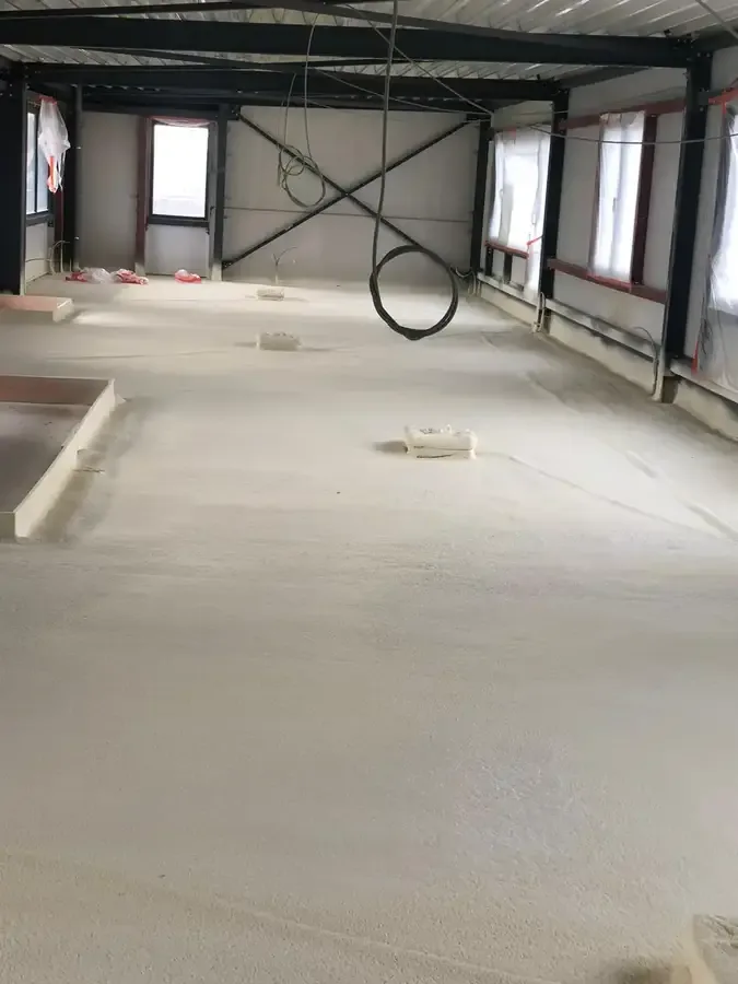 Grand volume à ossature métallique, fenêtres bâchées, sol isolé à la mousse polyuréthane projetée