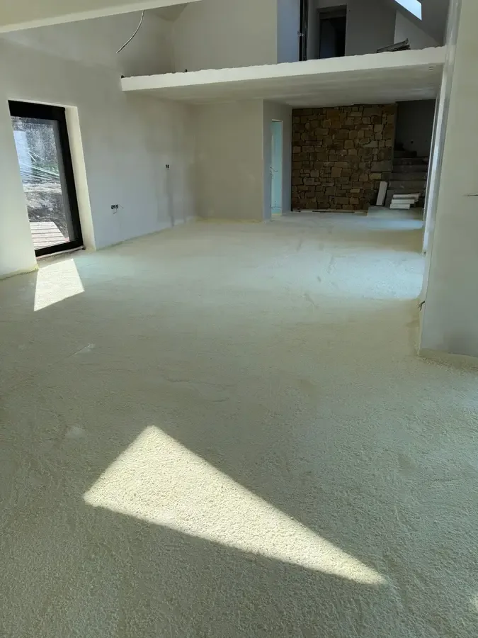 Grand séjour sous mezzanine, sol isolé à la mousse polyuréthane projetée
