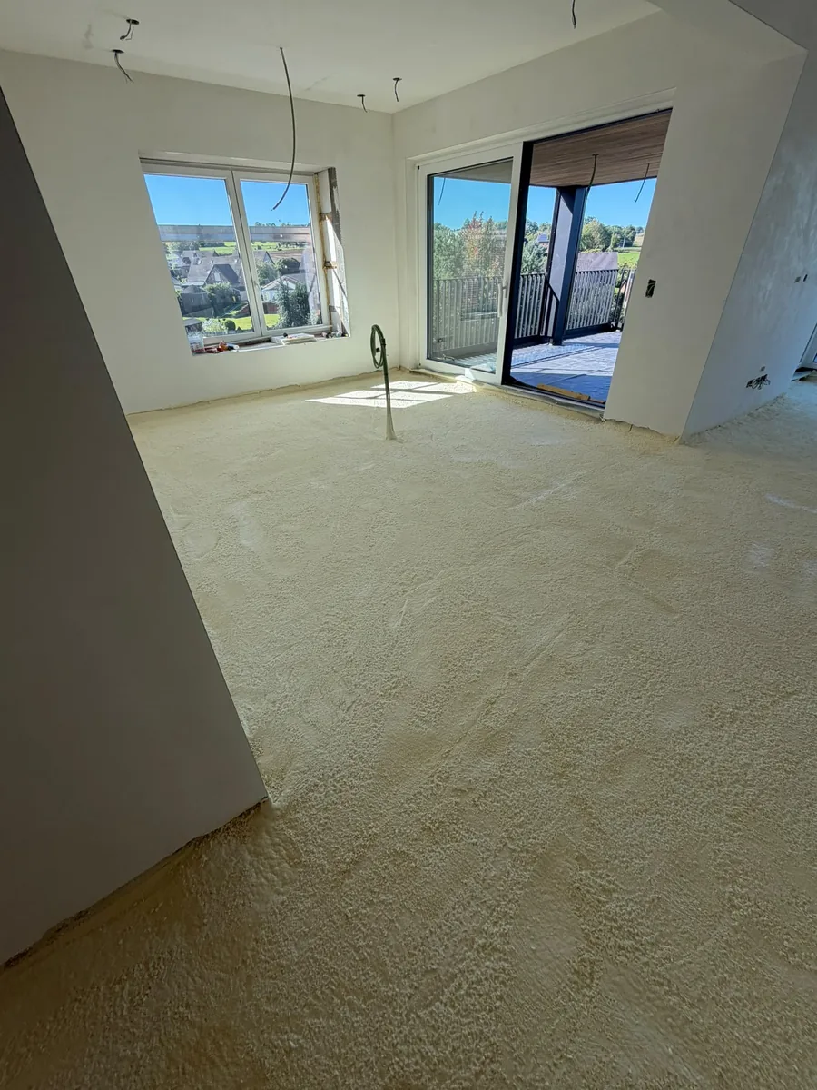 Pièce lumineuse avec baie coulissante, sol isolé à la mousse polyuréthane projetée